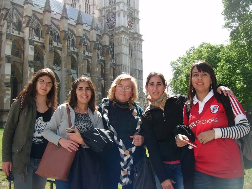 Grupo de estudiantes adultas frente a la abadía de Westminster en Londres