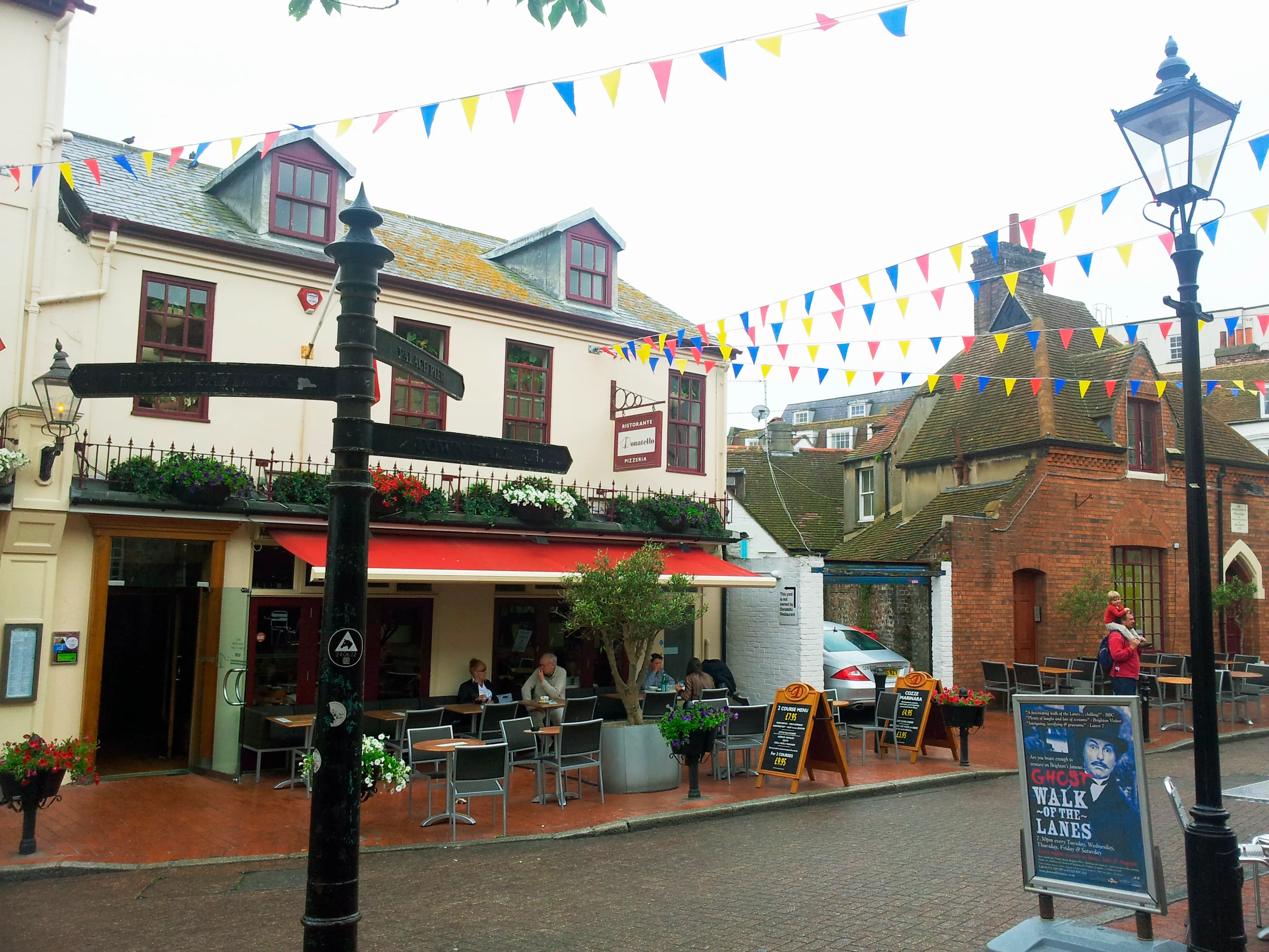 Una de las pintorescas Lanes de Brighton con cafés y banderines.