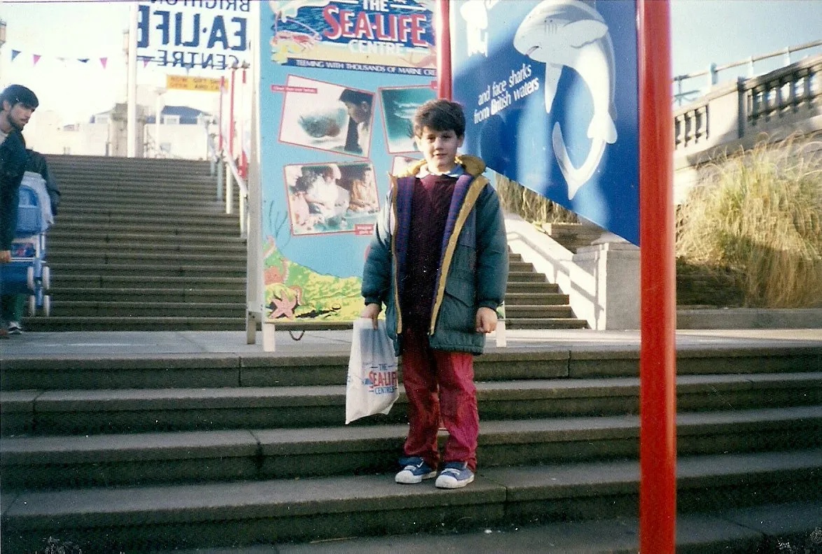 David de niño en la entrada del Sea Life Centre de Brighton en 1994