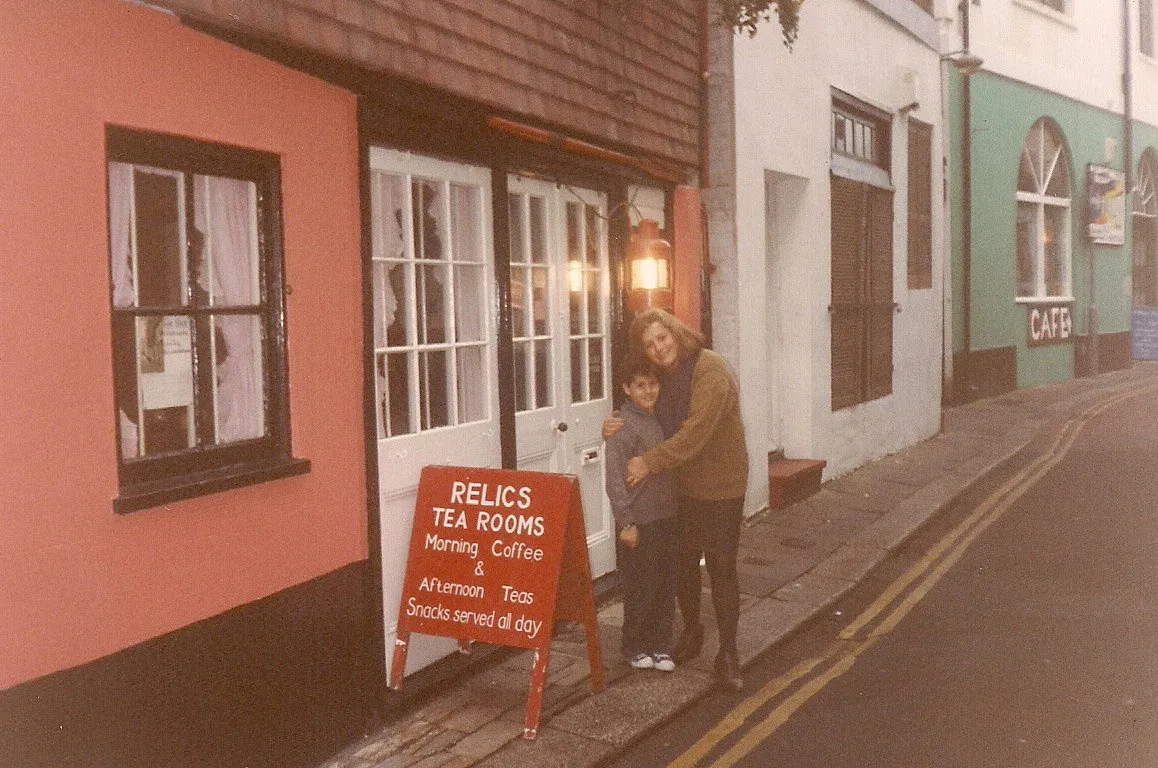 David de niño abrazado frente a un tea room inglés en 1994