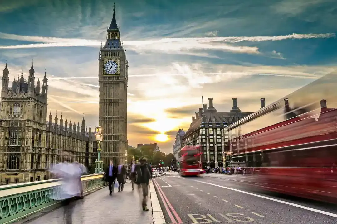 Estudiantes frente al Big Ben en Londres al atardecer